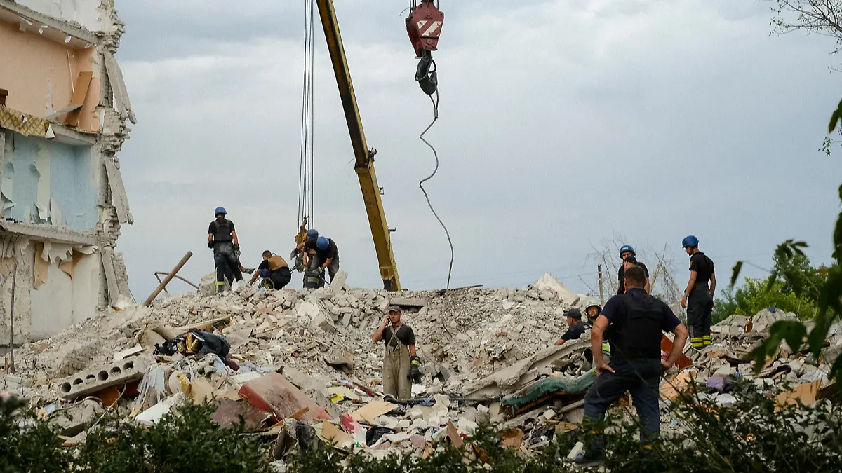 Sube a 18 la cifra de muertes por ataque ruso contra edificio residencial en Donetsk